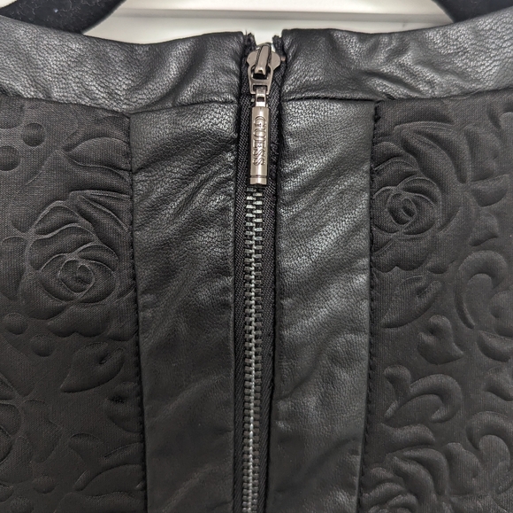 Guess Black Floral Crop Top - Picture 4 of 12